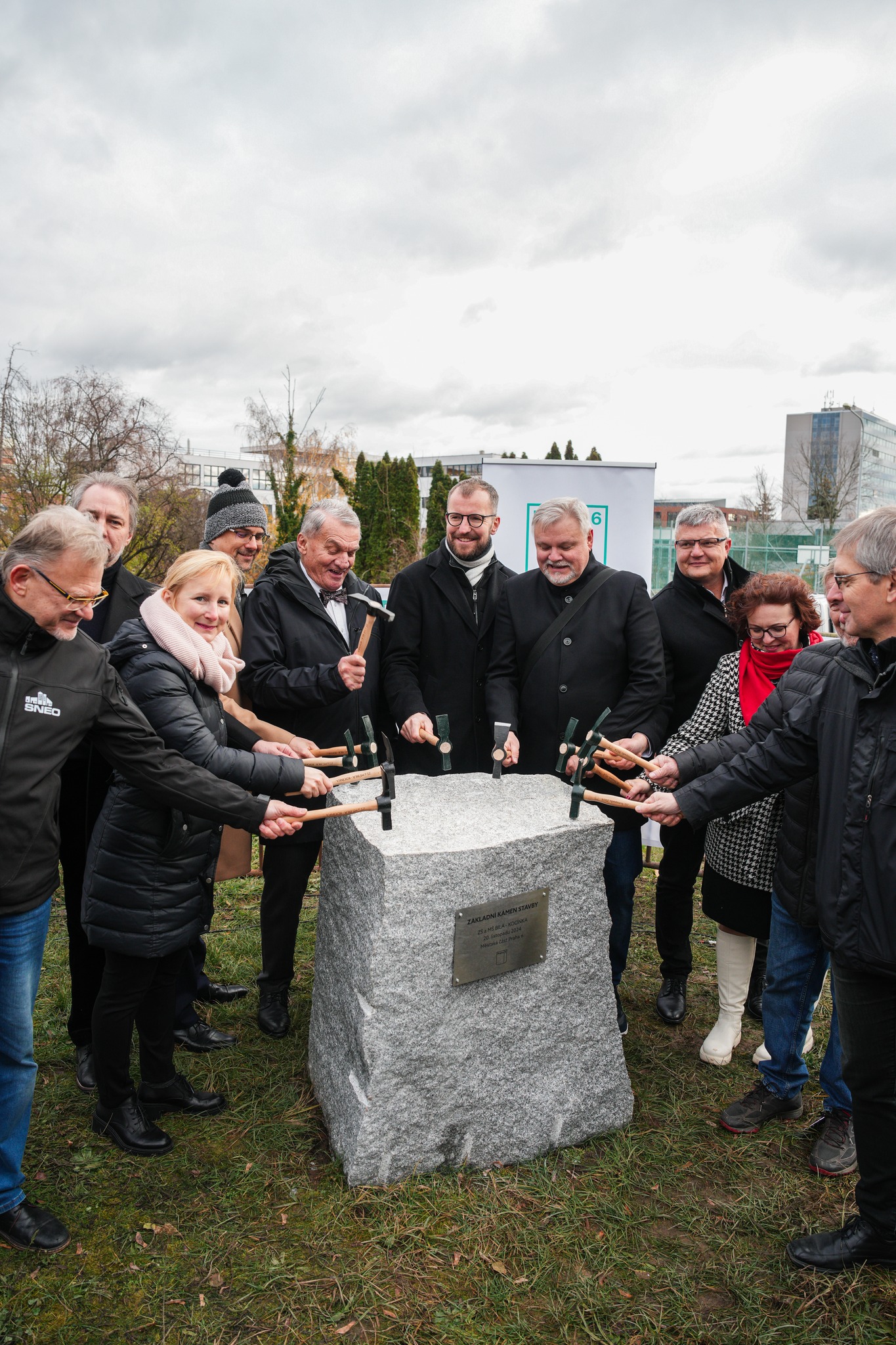 Slavnostní zahájení výstavby školní budovy Praha 6 poklepání základního kamene