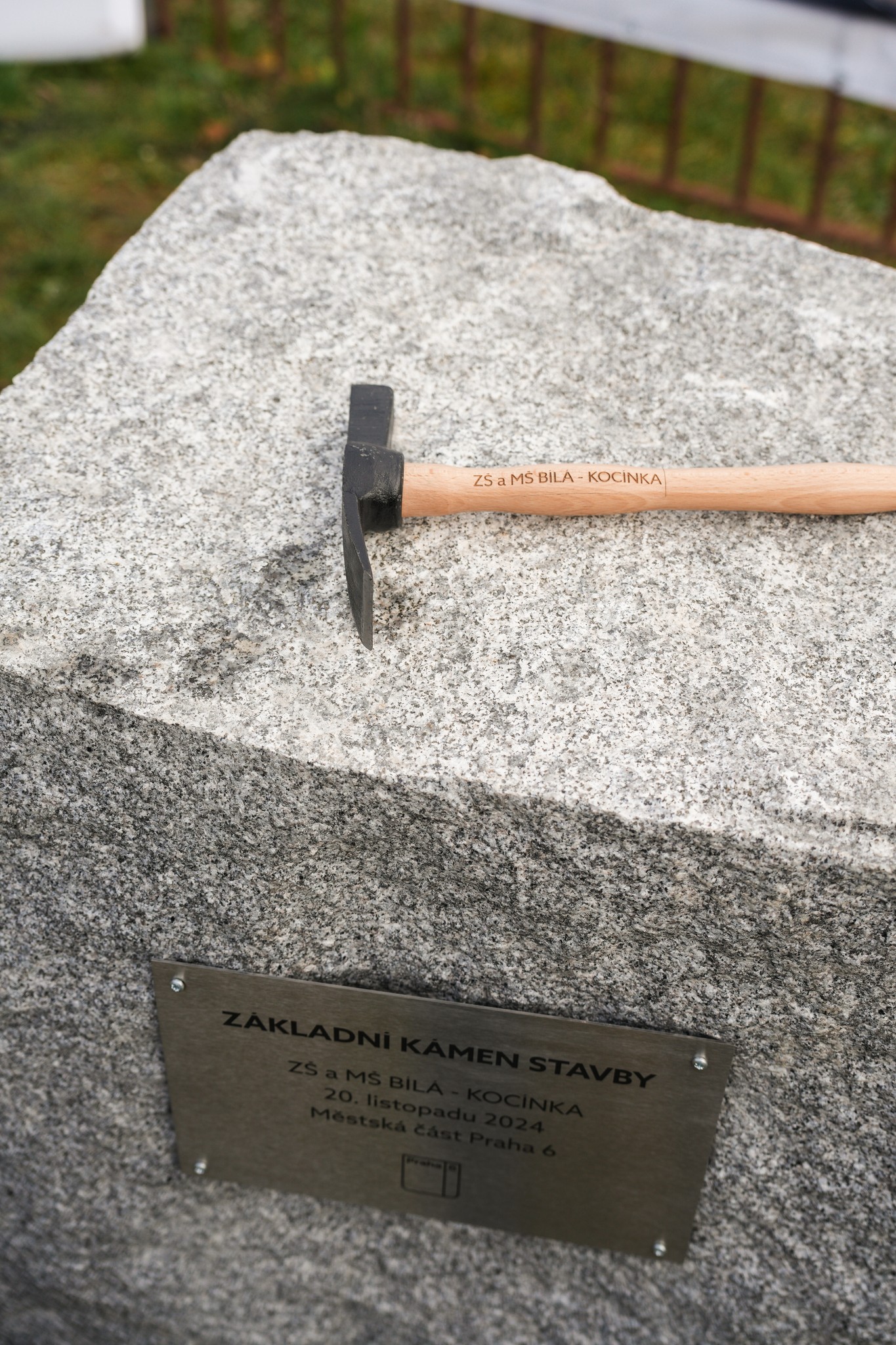 Slavnostní zahájení výstavby školní budovy Praha 6 poklepání základního kamene