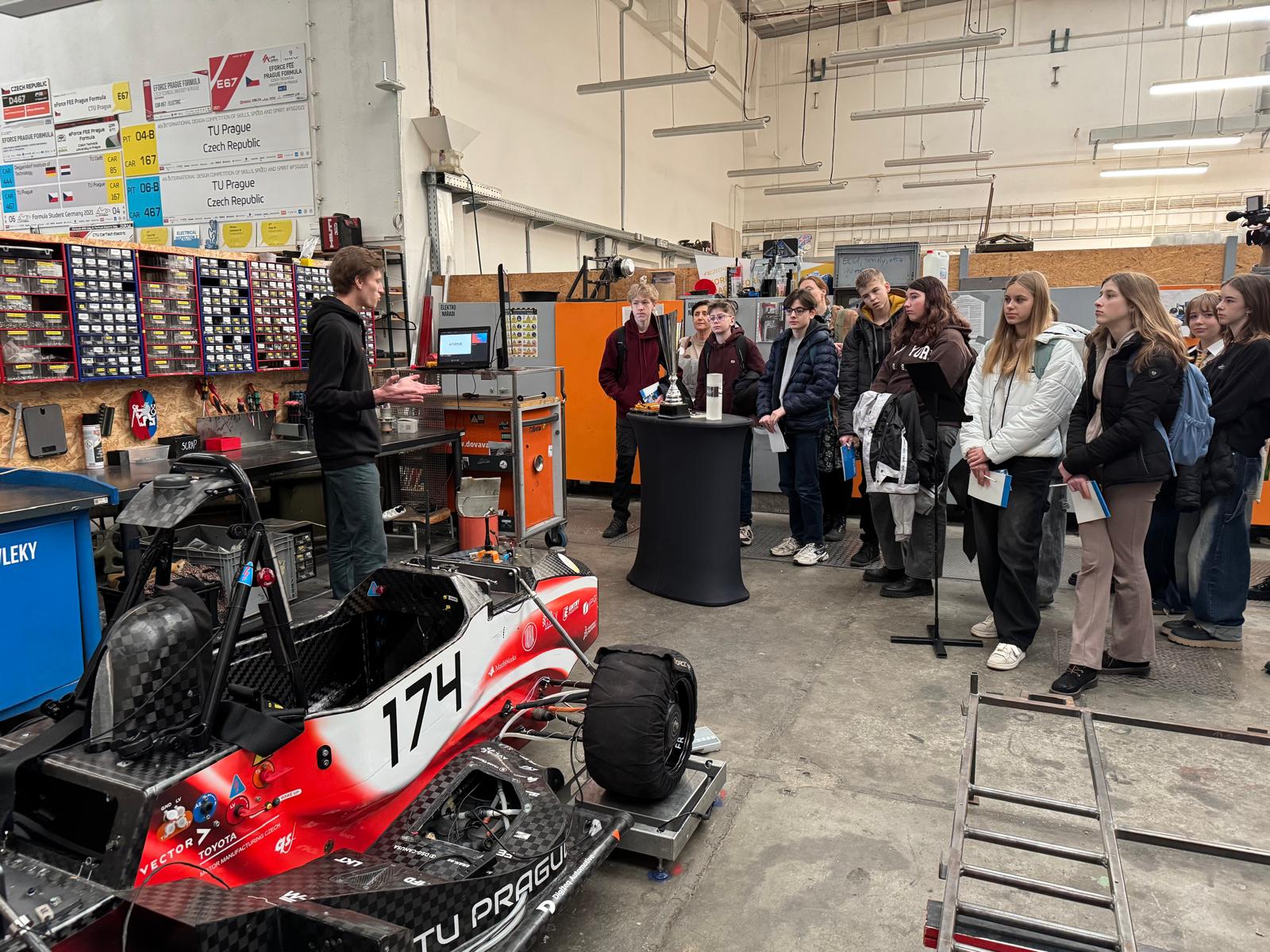 Studenti a žáci v laboratořích ČVUT během vzdělávací akce