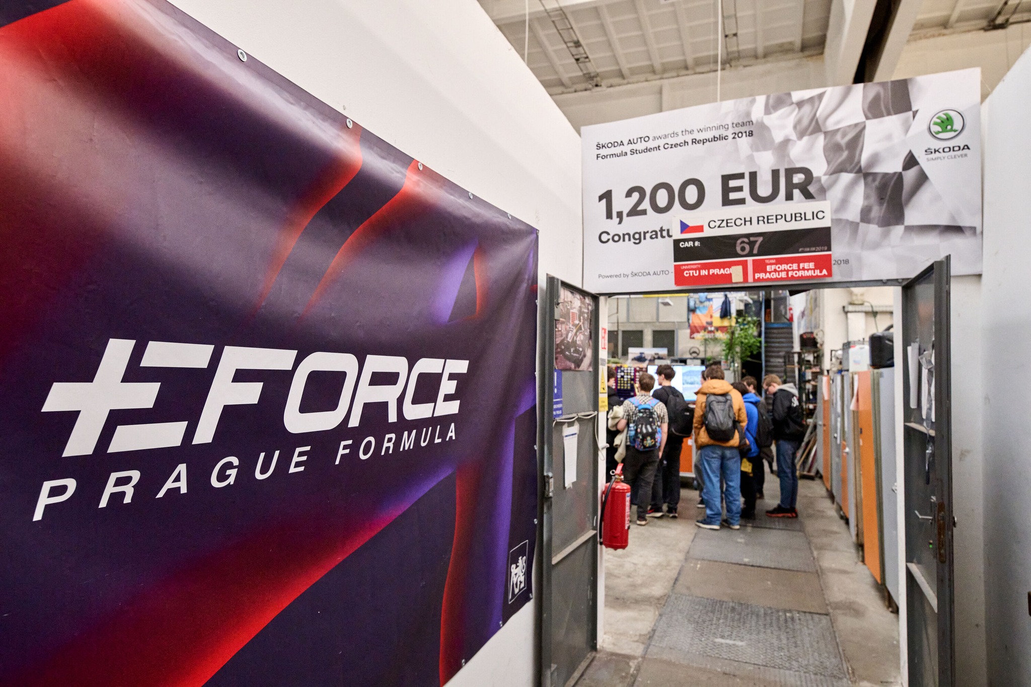 Studenti a žáci v laboratořích ČVUT během vzdělávací akce