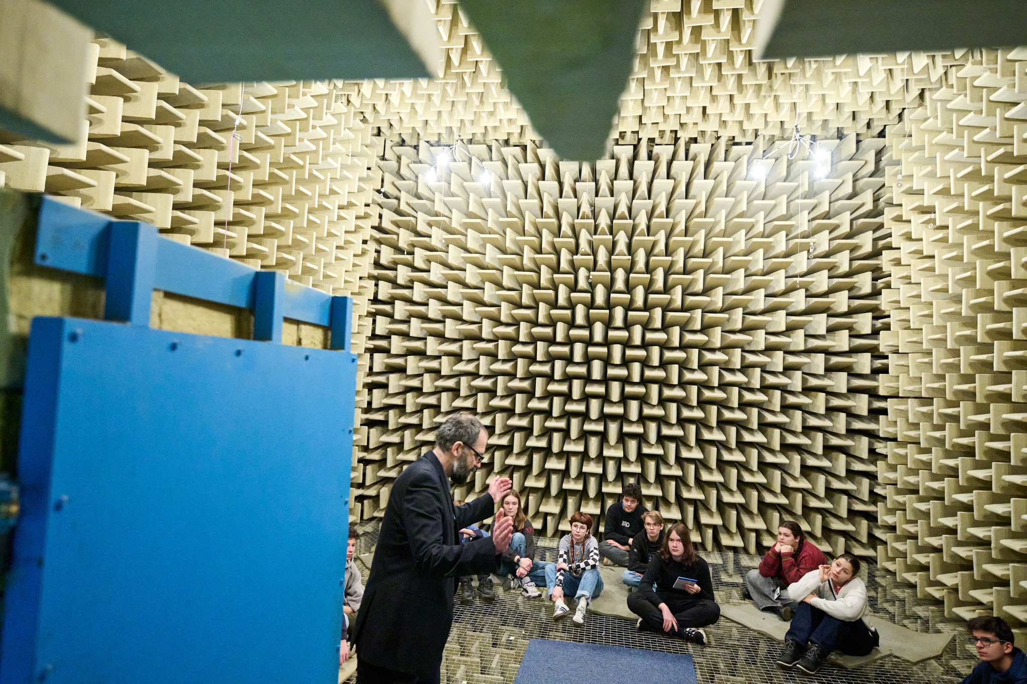 Studenti a žáci v laboratořích ČVUT během vzdělávací akce