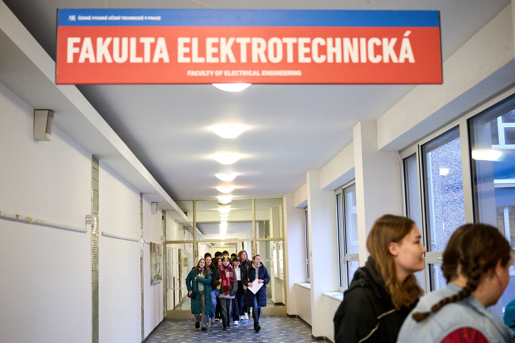 Studenti a žáci v laboratořích ČVUT během vzdělávací akce