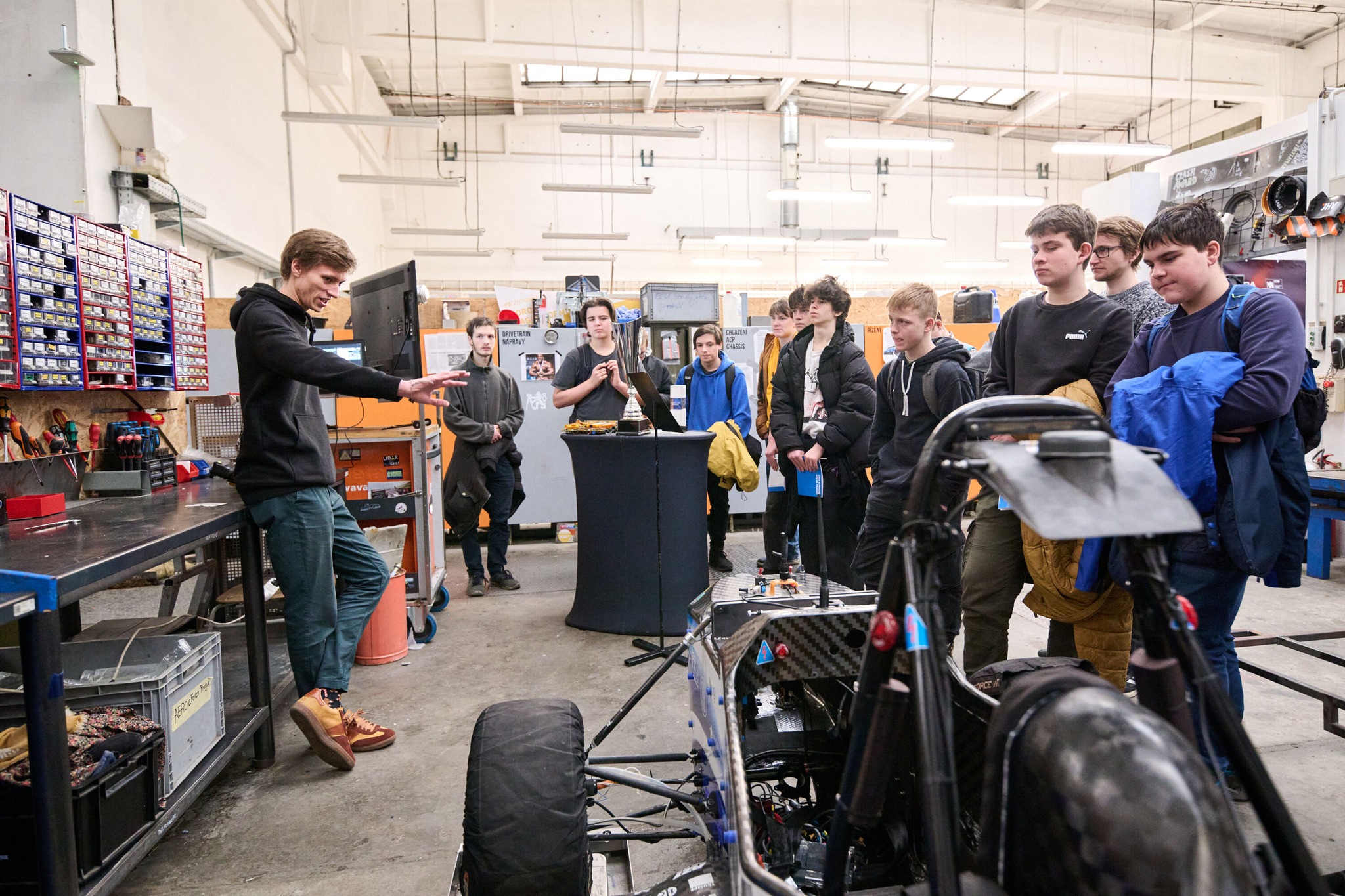 Studenti a žáci v laboratořích ČVUT během vzdělávací akce