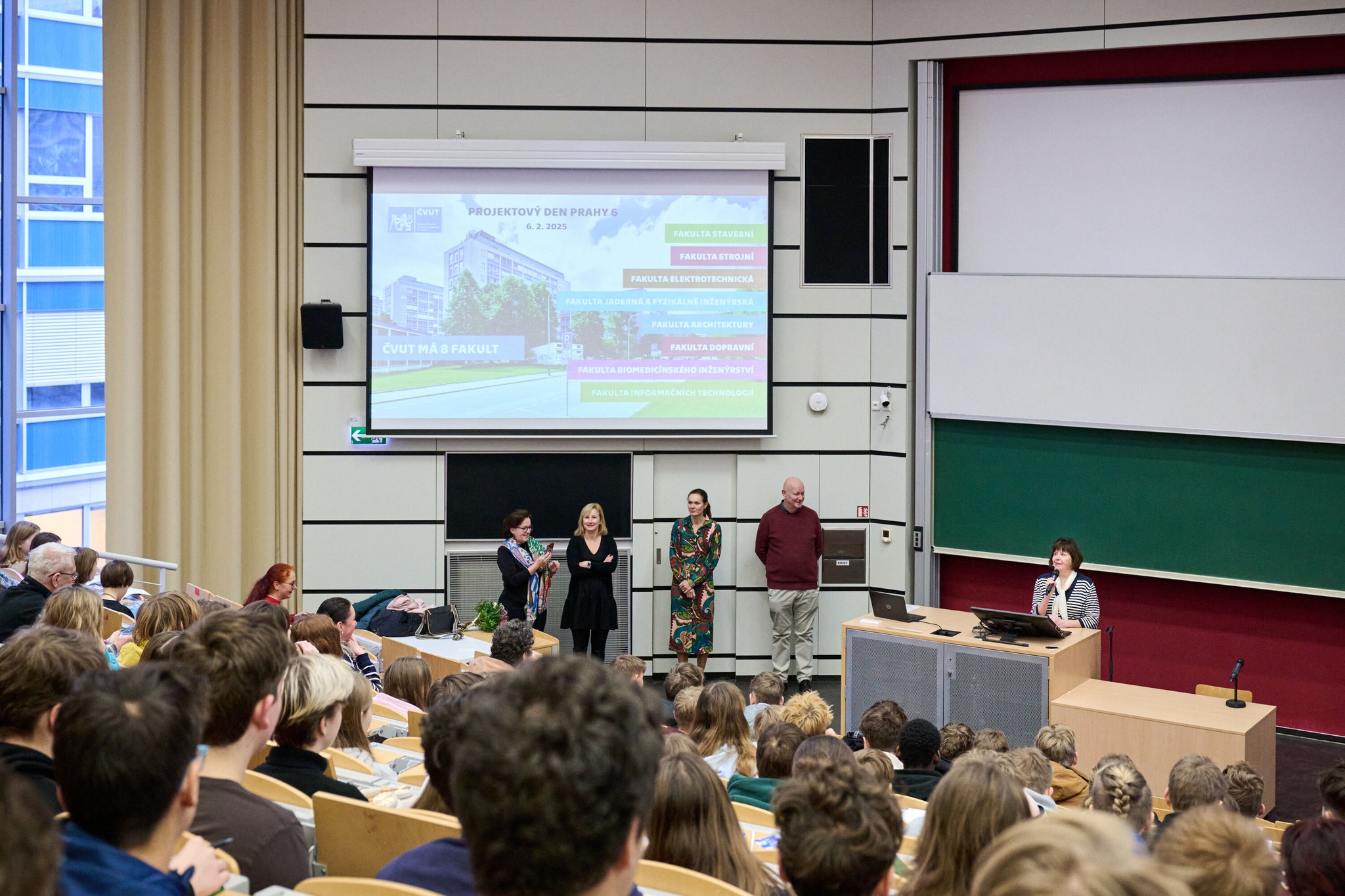 Studenti a žáci v laboratořích ČVUT během vzdělávací akce
