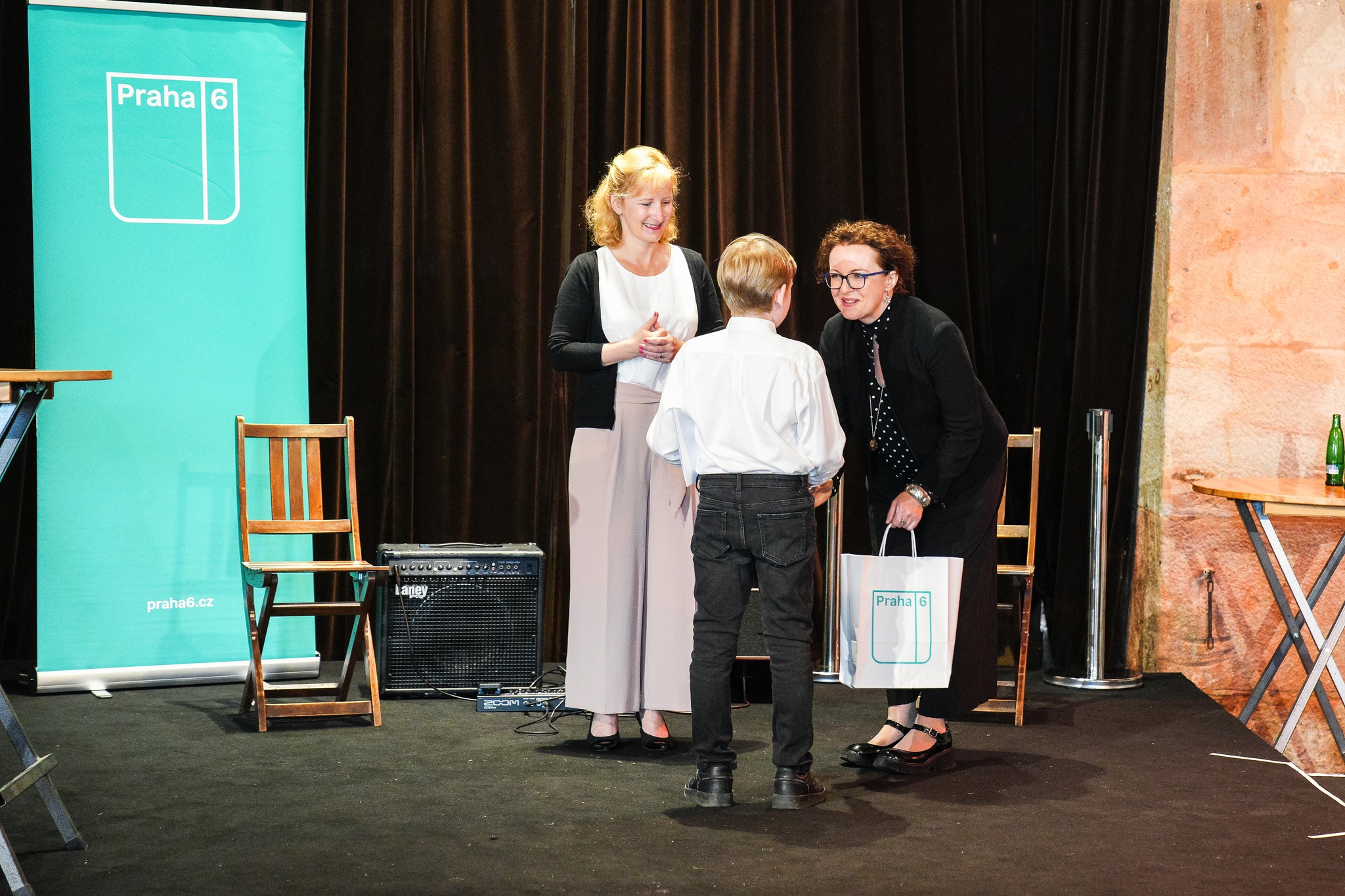 Předávání ocenění z rukou místostarostky Prahy 6