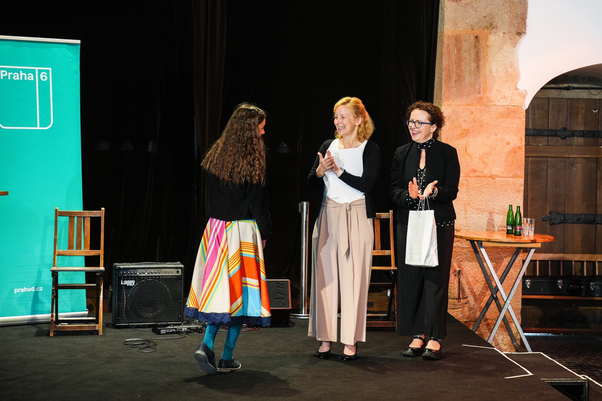 Předávání ocenění z rukou místostarostky Prahy 6