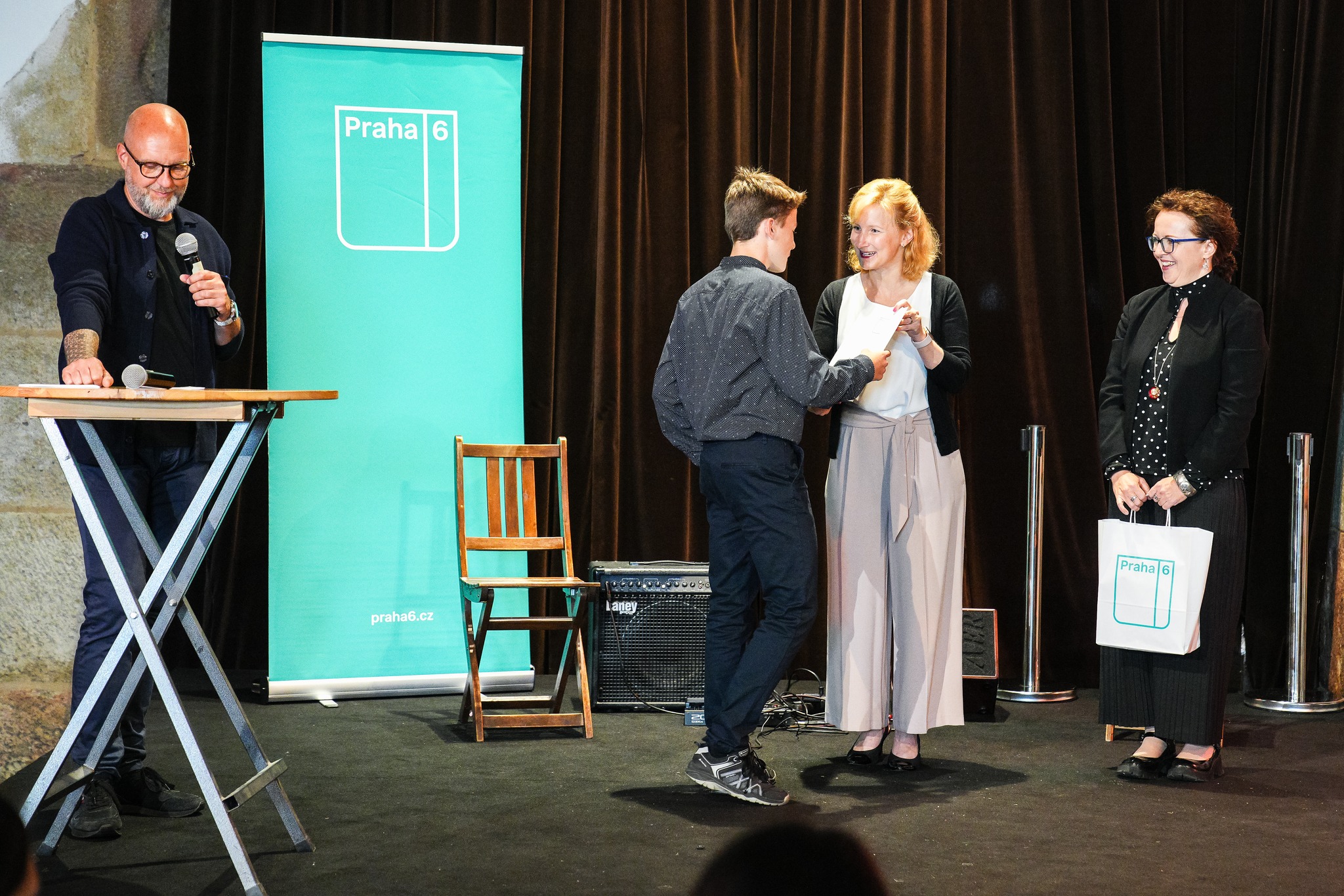 Předávání ocenění z rukou místostarostky Prahy 6