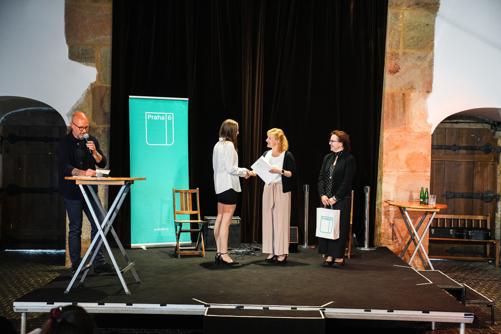 Předávání ocenění z rukou místostarostky Prahy 6