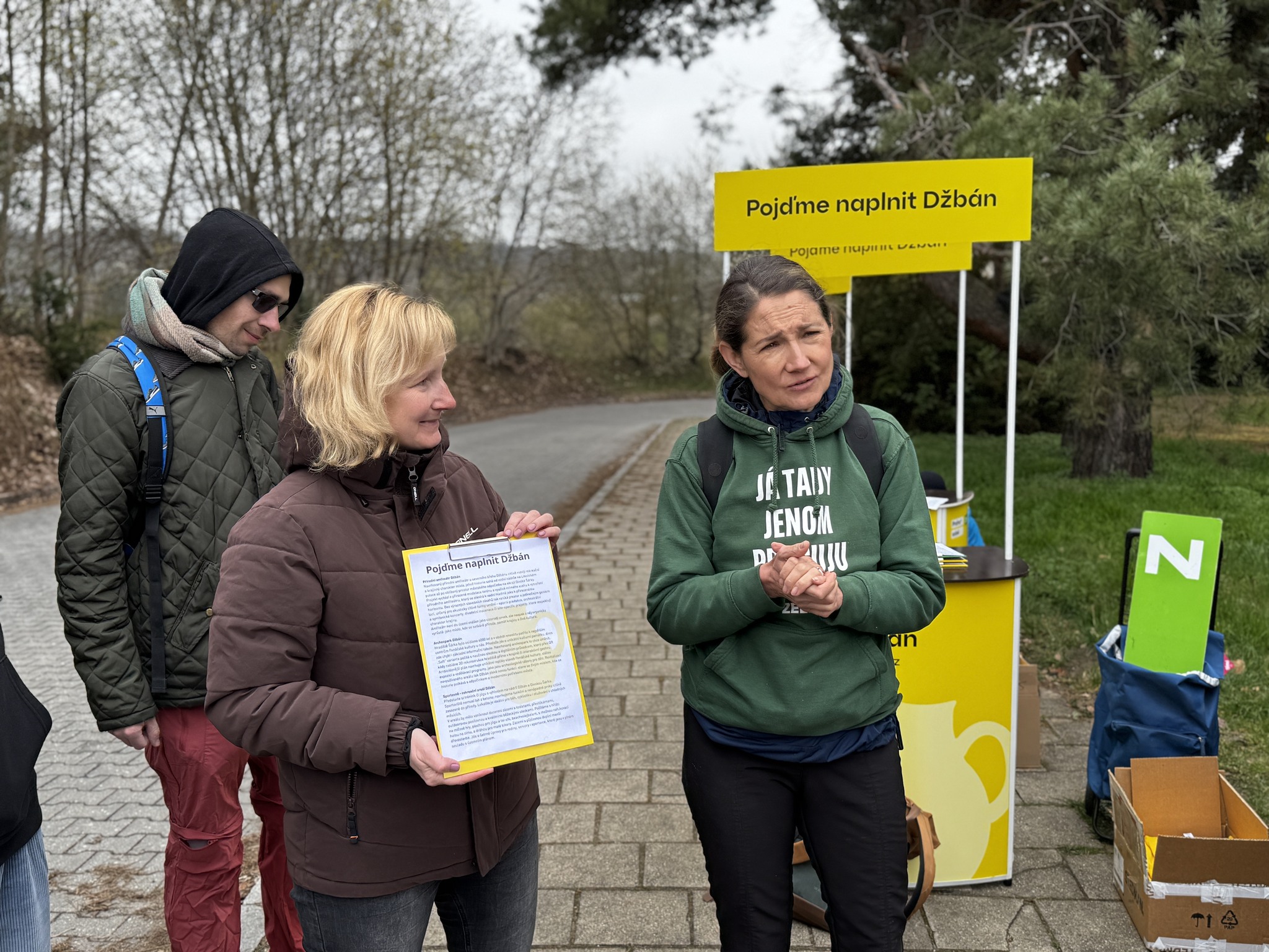 Dobrovolníci uklízí areál Džbán v rámci akce Ukliďme Česko