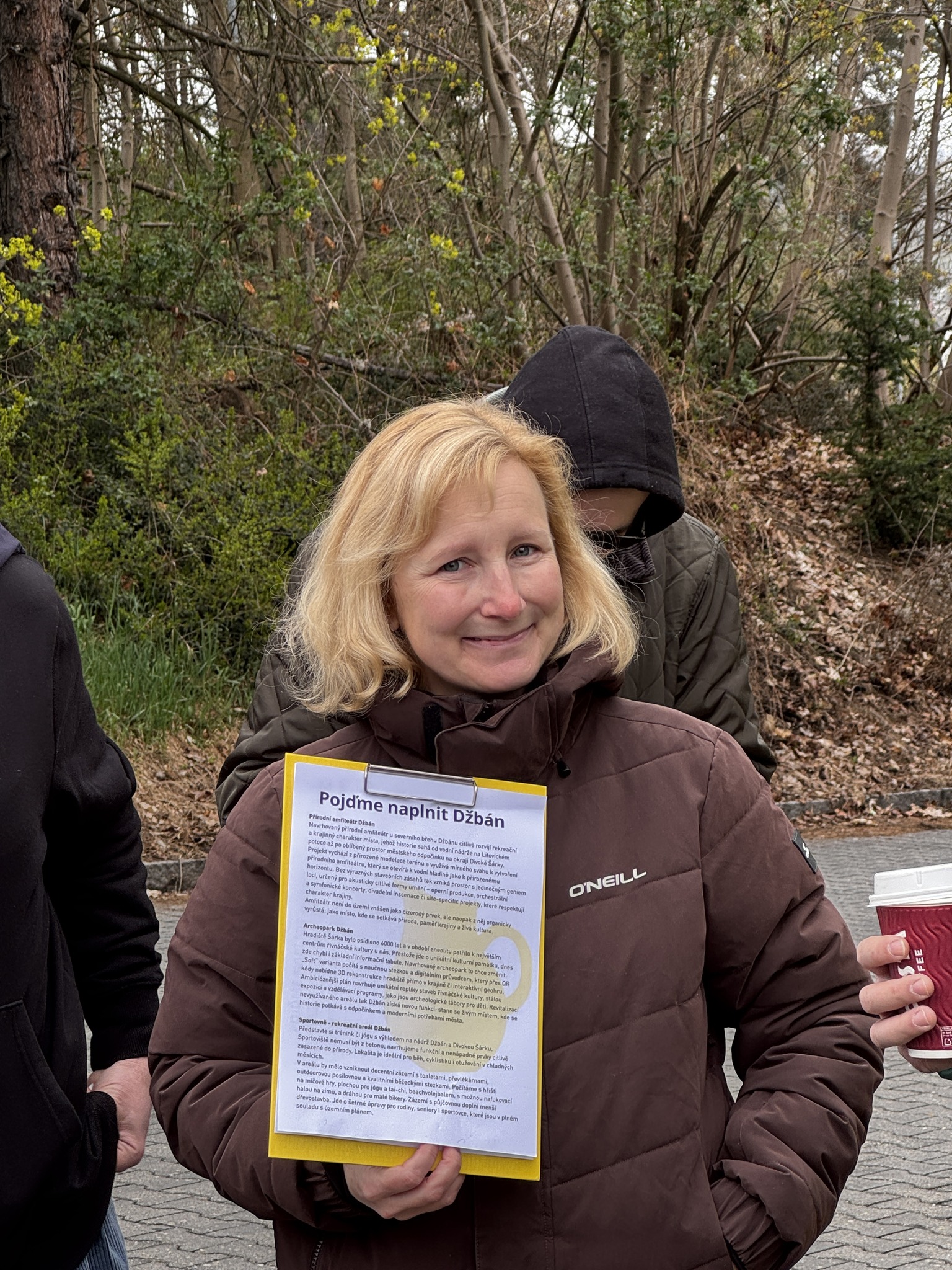 Dobrovolníci uklízí areál Džbán v rámci akce Ukliďme Česko