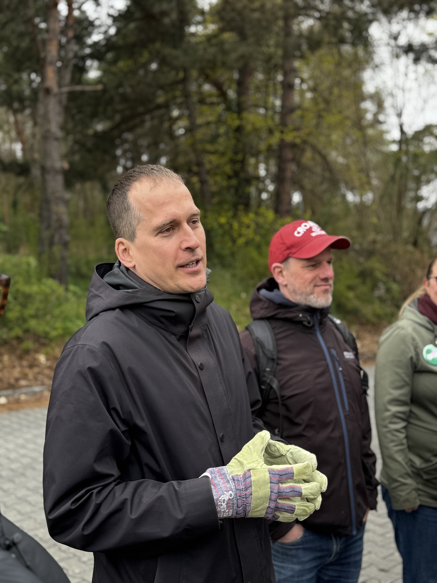 Dobrovolníci uklízí areál Džbán v rámci akce Ukliďme Česko