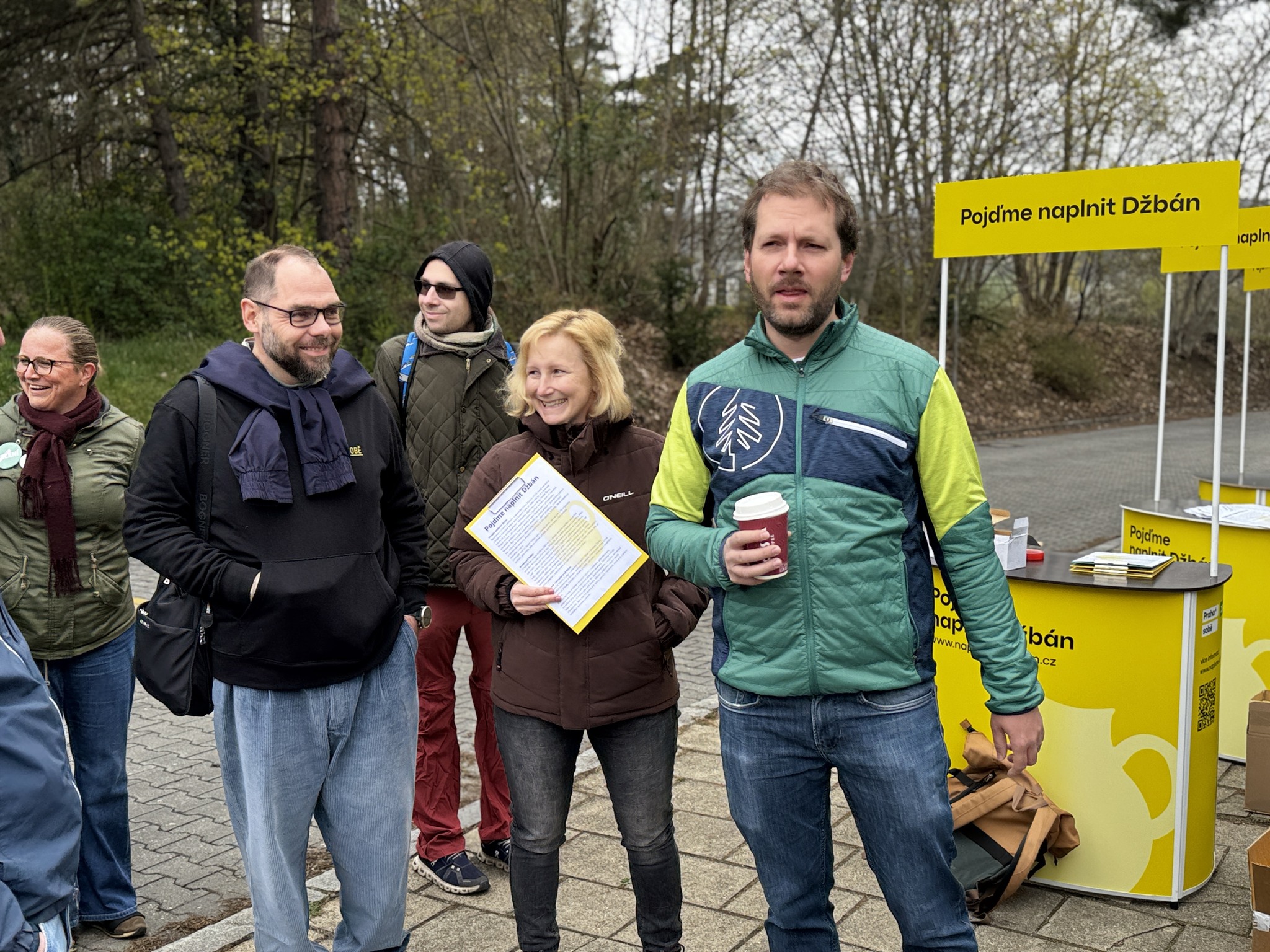 Zástupci Praha 6 sobě a Zelených při zahájení petice Pojďme naplnit Džbán