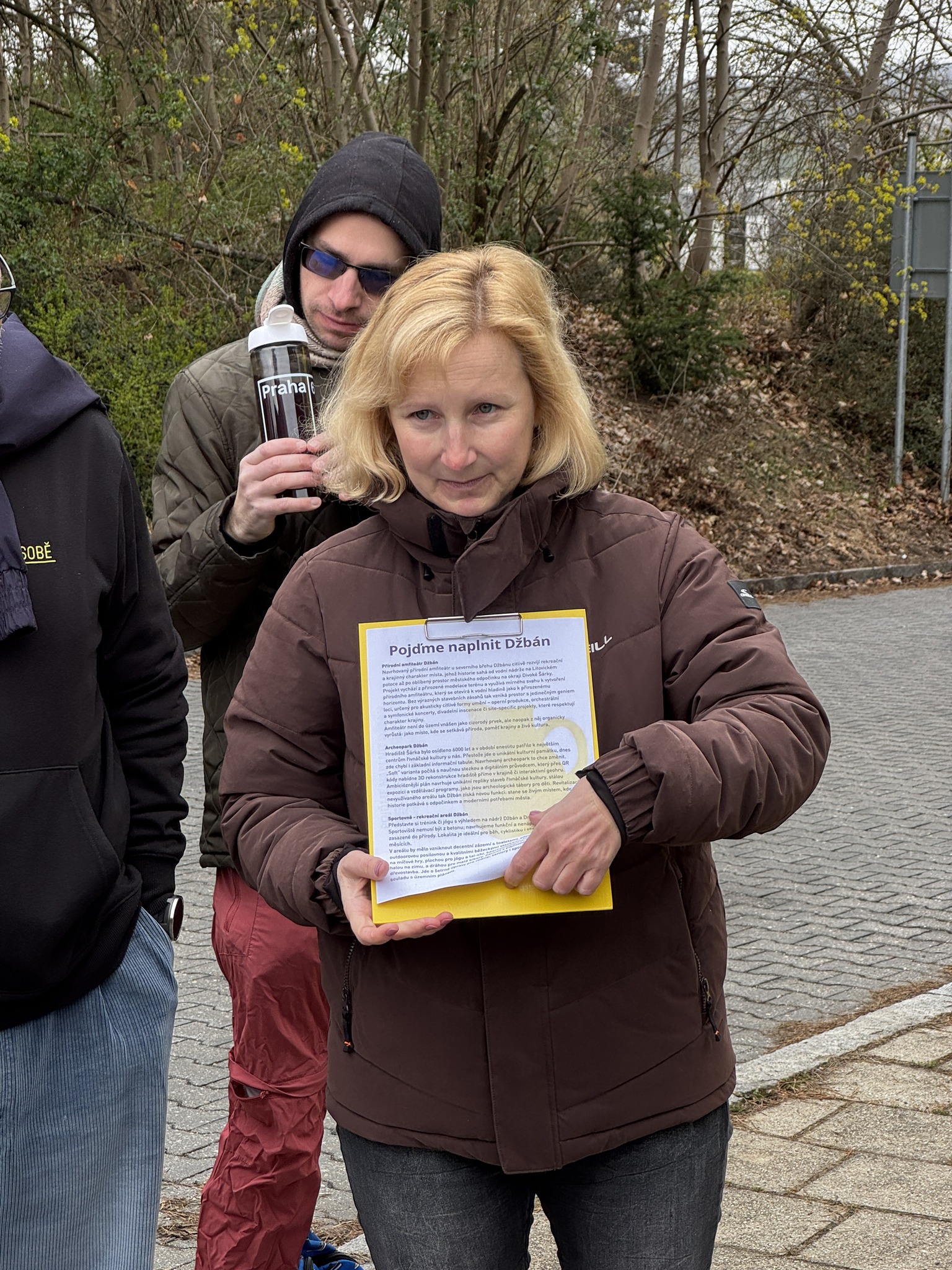 Dobrovolníci uklízí areál Džbán v rámci akce Ukliďme Česko