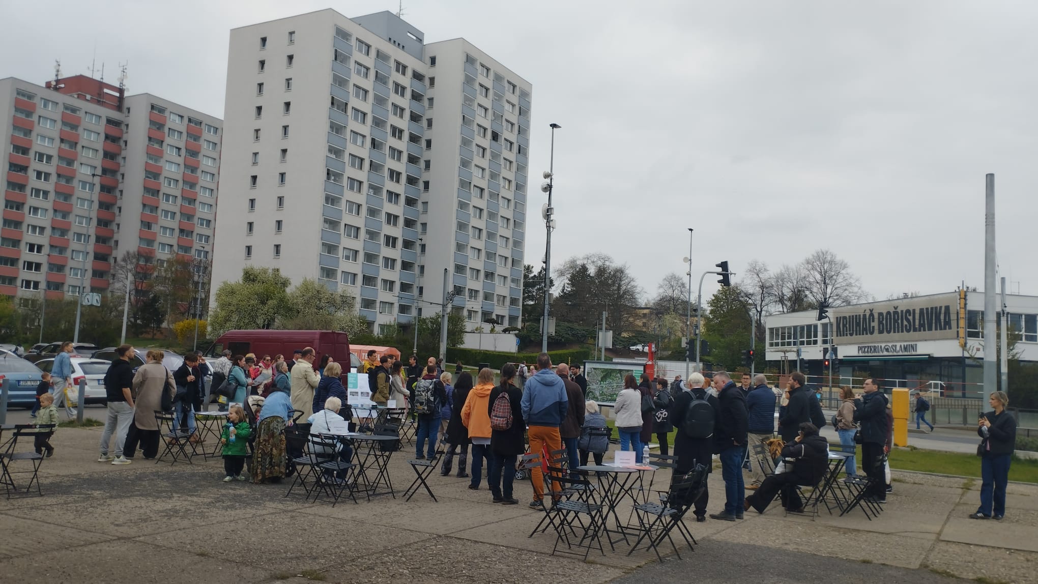 Setkání Bavíme se o Červeném vrchu Praha 6 diskuze s obyvateli