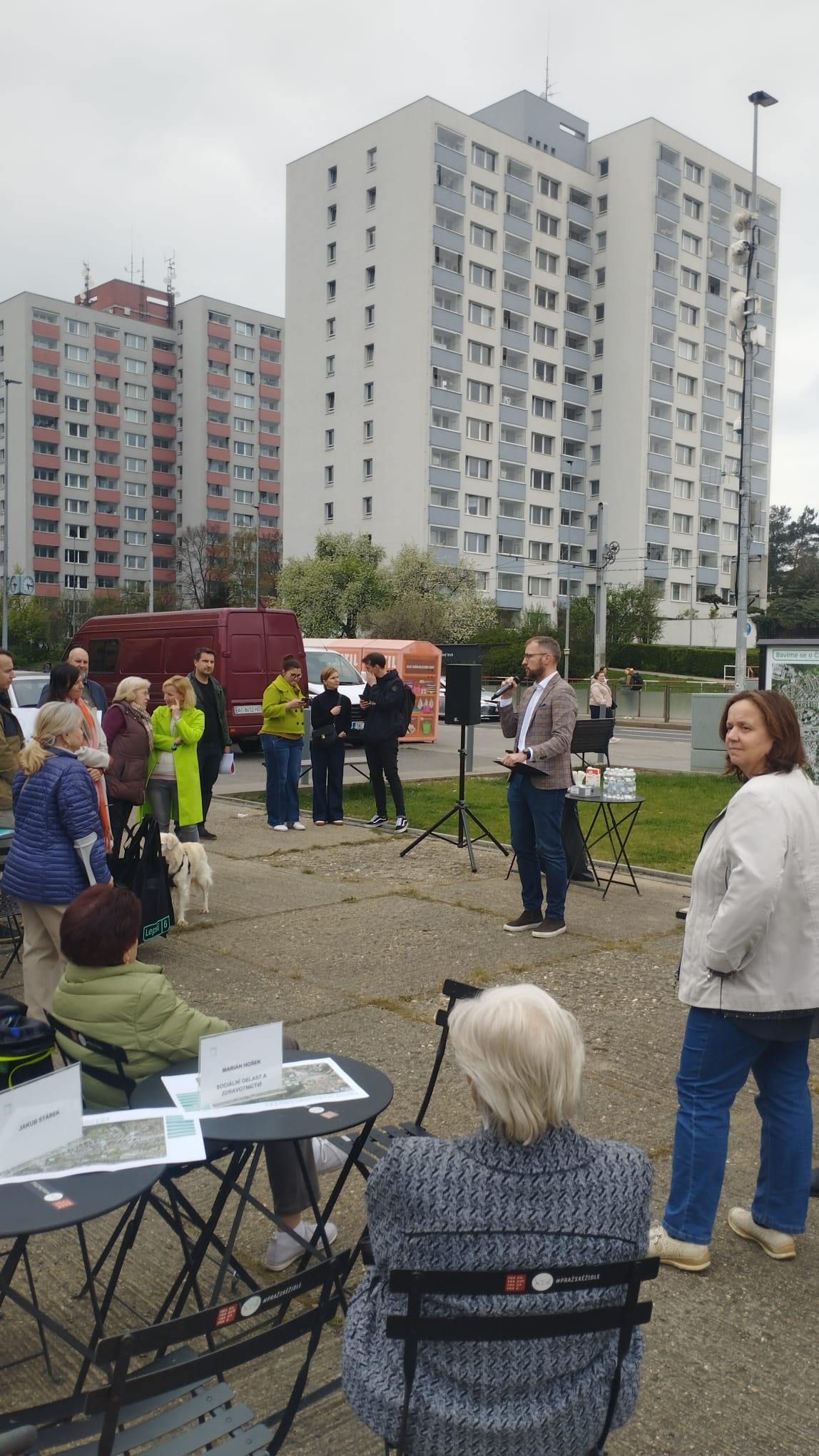 Setkání Bavíme se o Červeném vrchu Praha 6 diskuze s obyvateli