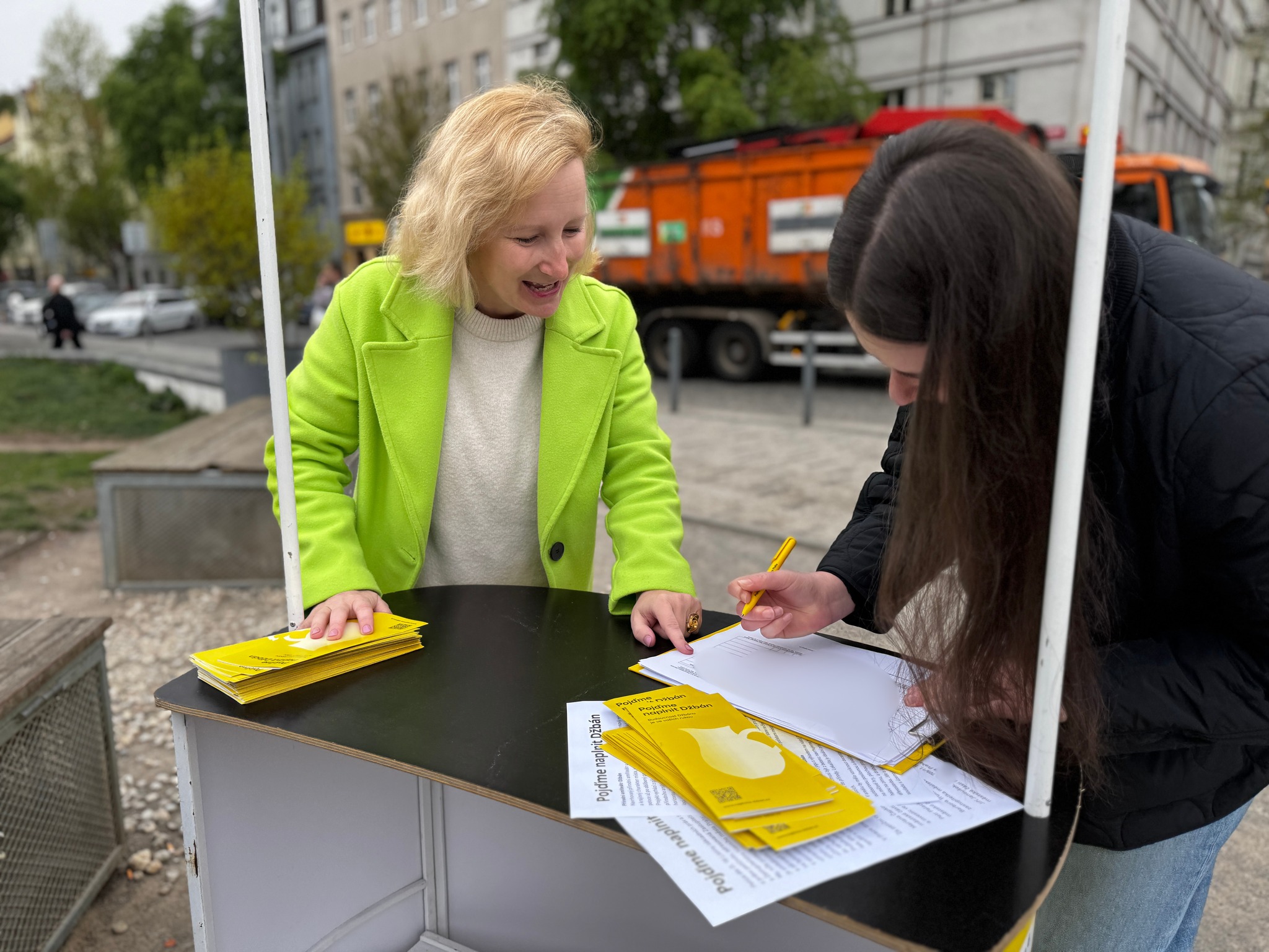 Sběr podpisů pro petici Džbán Praha 6 na Hradčanské