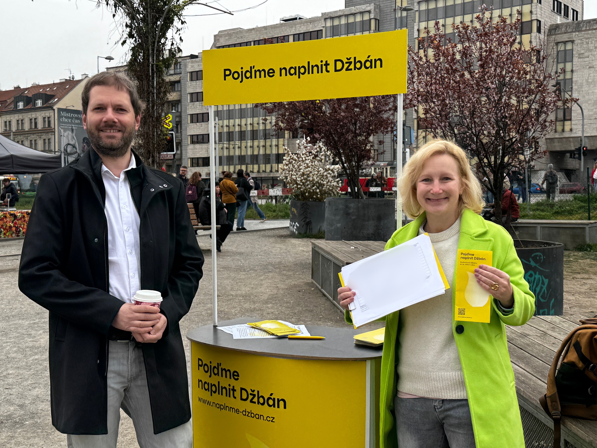 Lidé podepisují petici Pojďme naplnit Džbán Praha 6