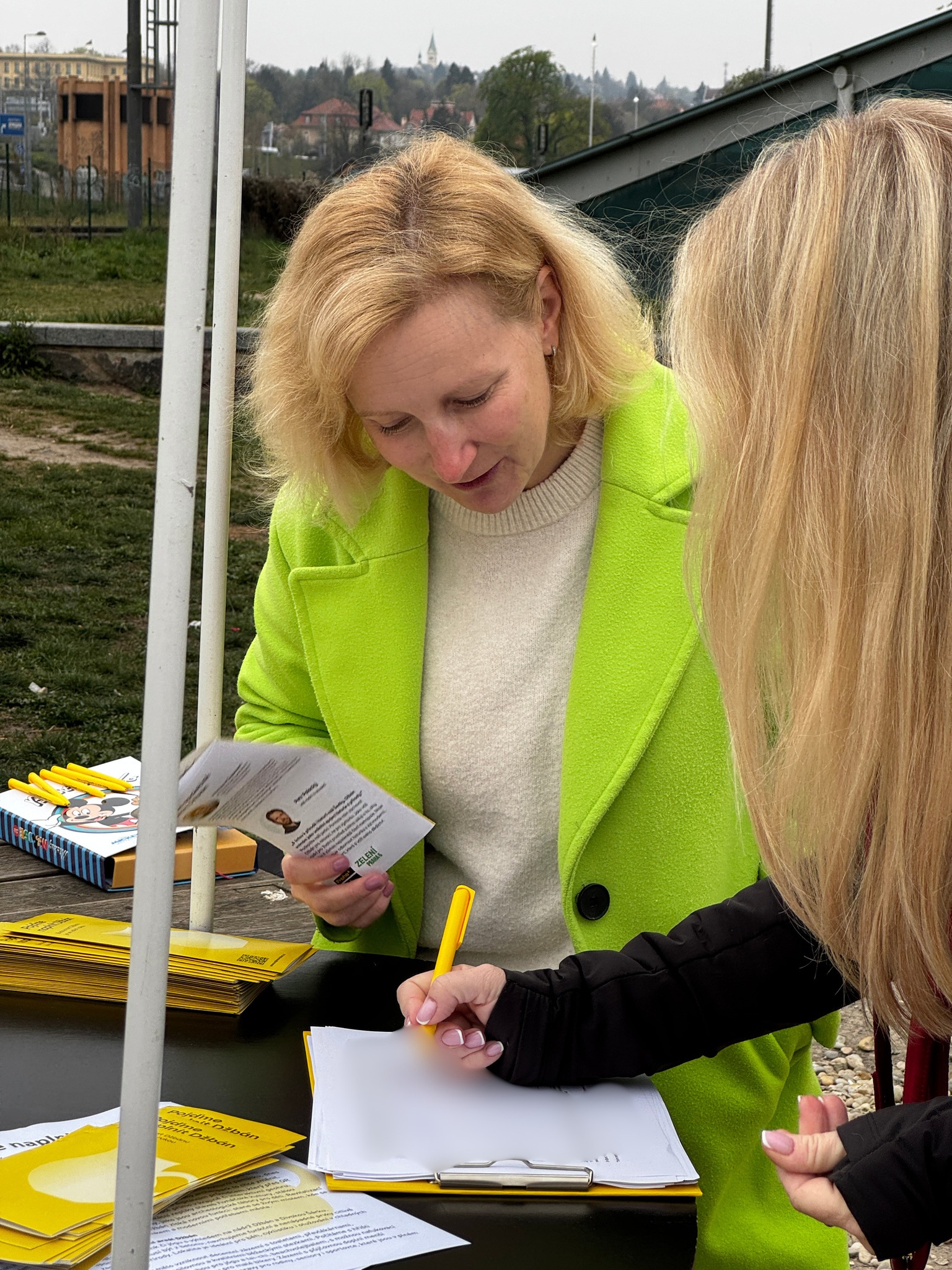 Lidé podepisují petici Pojďme naplnit Džbán Praha 6