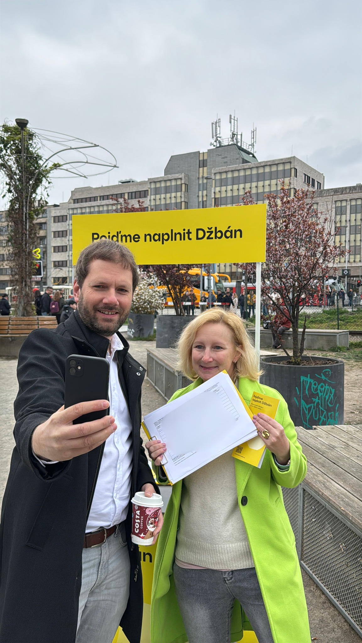 Lidé podepisují petici Pojďme naplnit Džbán Praha 6