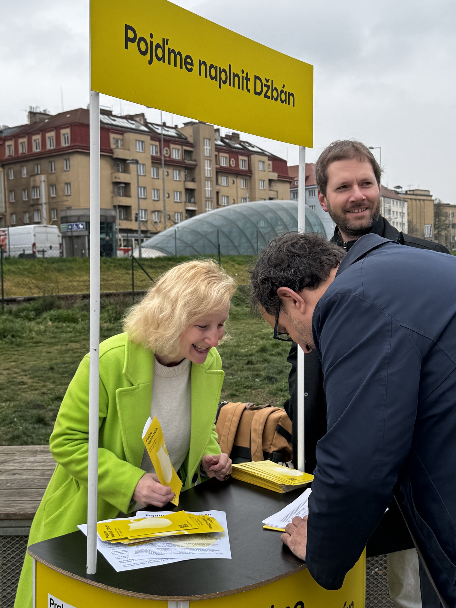 Lidé podepisují petici Pojďme naplnit Džbán Praha 6