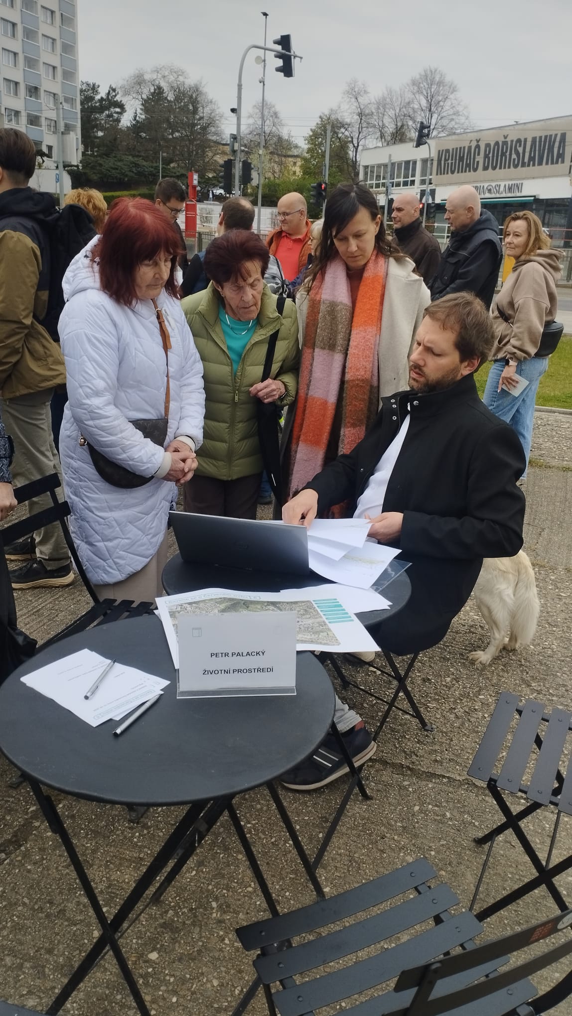 Obyvatelé Prahy 6 diskutují před Billou na Červeném vrchu