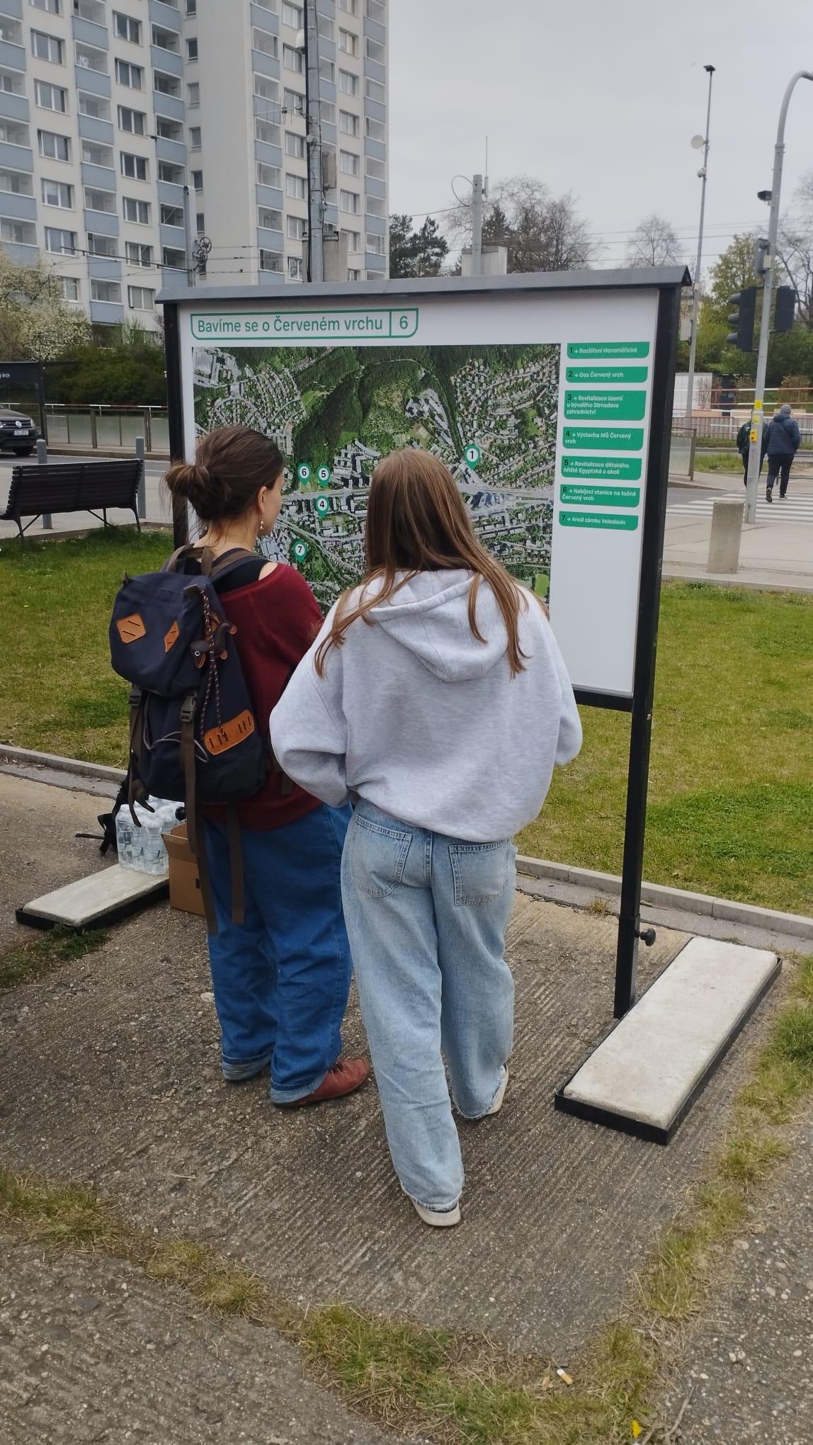 Obyvatelé Prahy 6 diskutují před Billou na Červeném vrchu