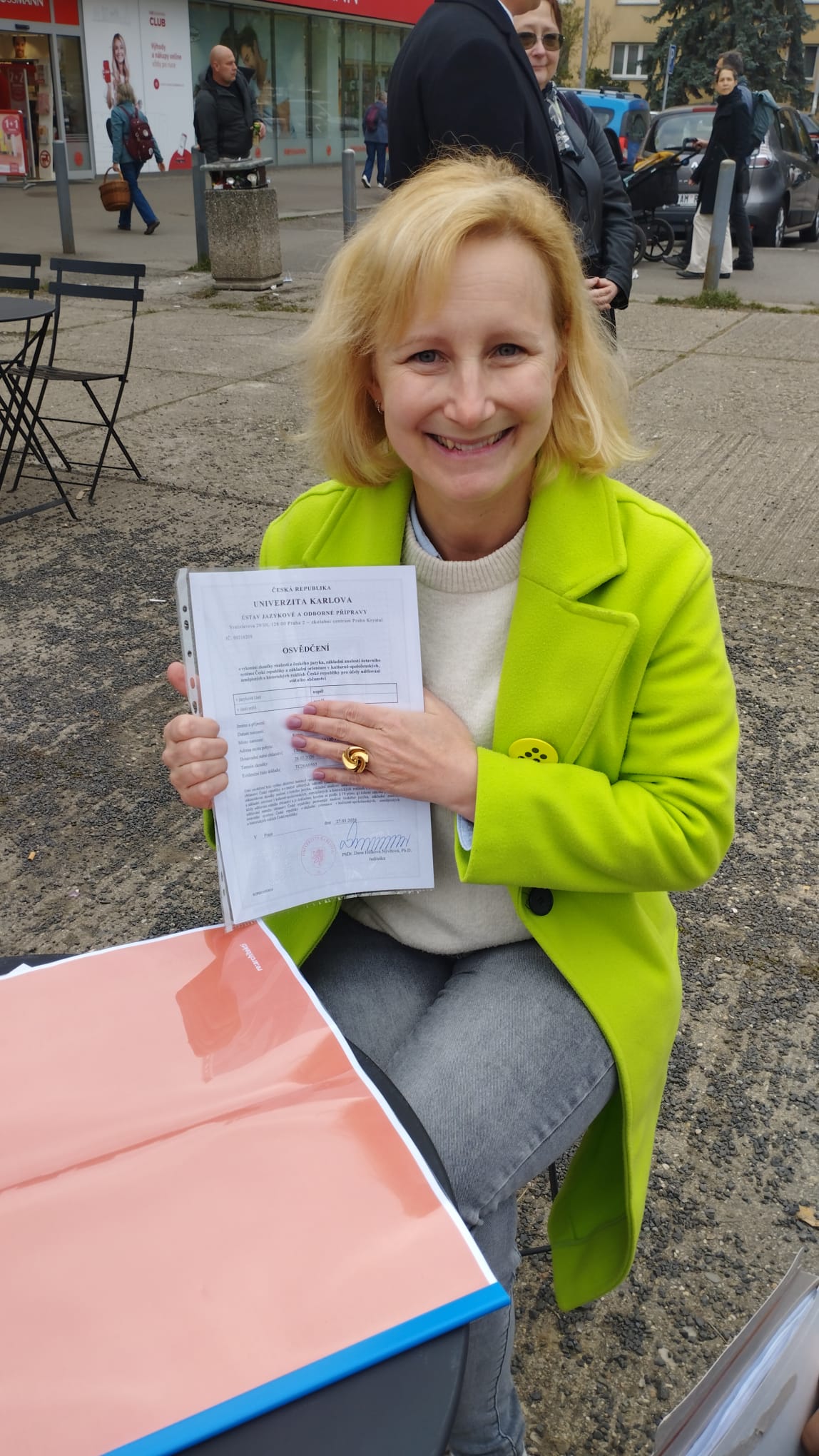 Obyvatelé Prahy 6 diskutují před Billou na Červeném vrchu