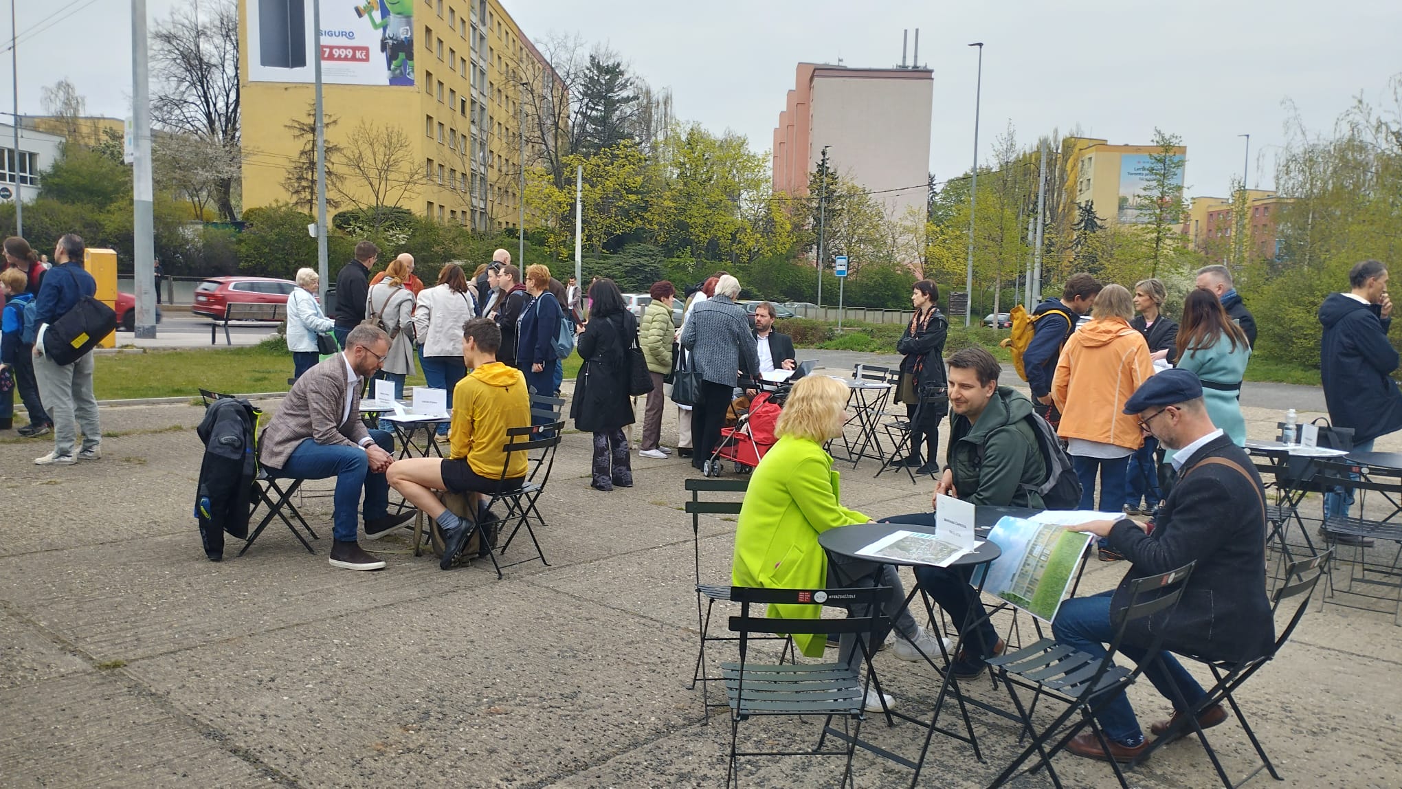 Obyvatelé Prahy 6 diskutují před Billou na Červeném vrchu