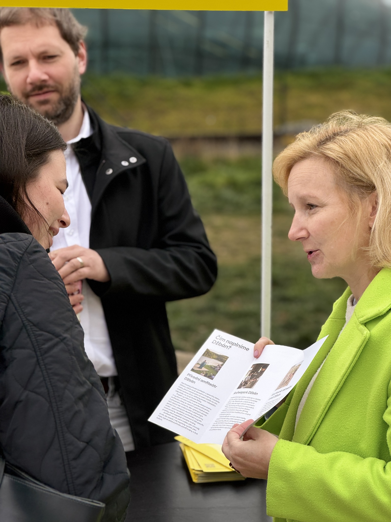 Lidé podepisují petici Pojďme naplnit Džbán Praha 6