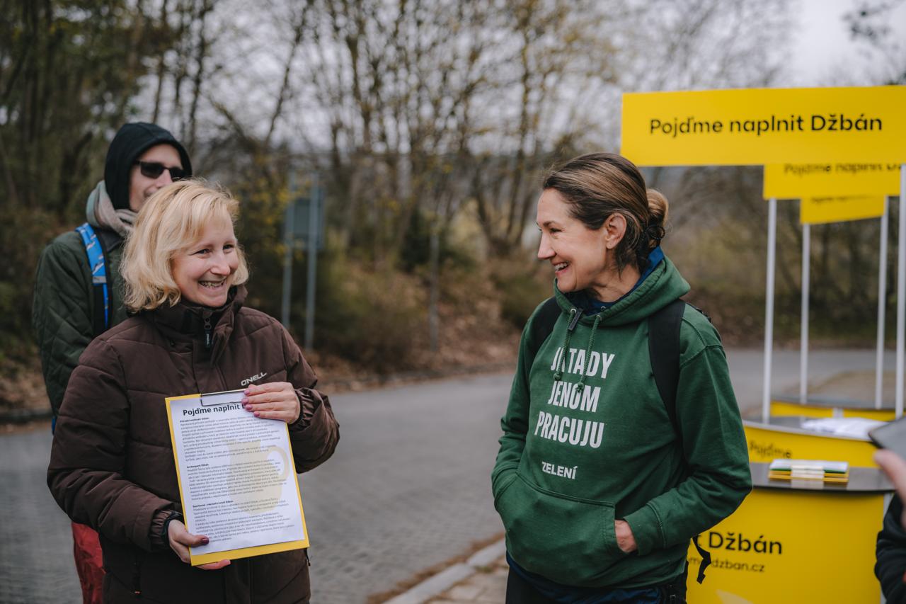 Dobrovolníci uklízí areál Džbán Praha 6 během komunitní akce