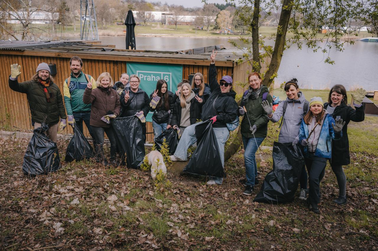 Dobrovolníci uklízí areál Džbán Praha 6 během komunitní akce