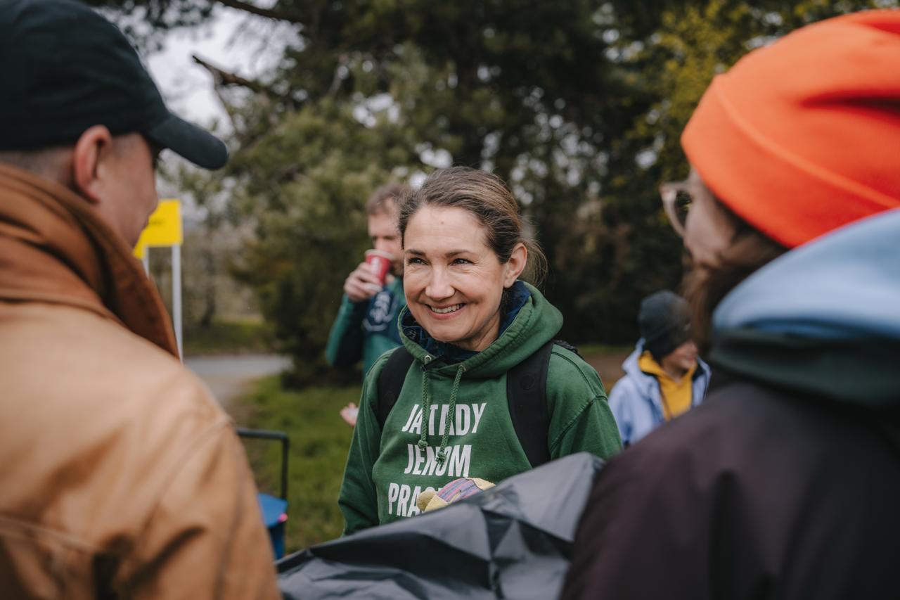 Úklid okolí vodní nádrže Džbán Praha 6 iniciovaný Praha 6 sobě a Zelení