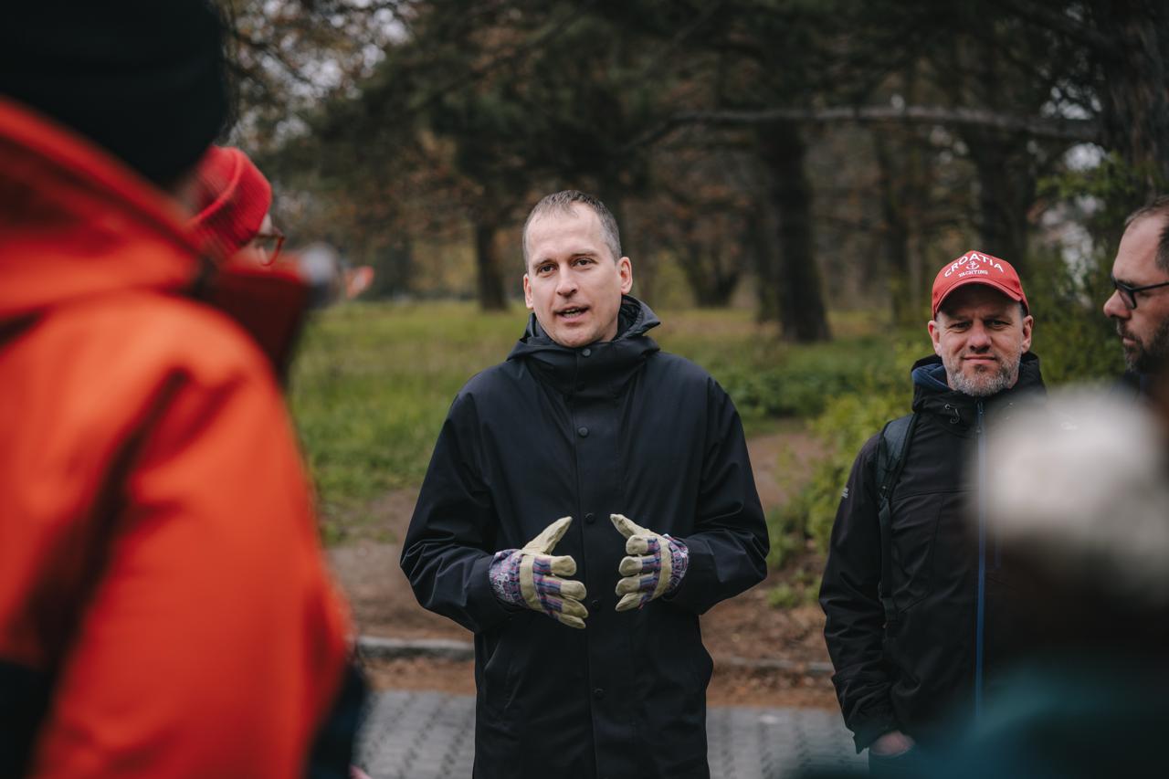 Úklid okolí vodní nádrže Džbán Praha 6 iniciovaný Praha 6 sobě a Zelení