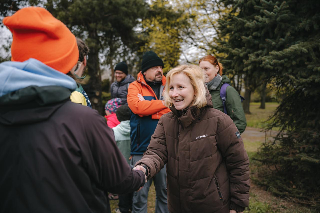 Úklid okolí vodní nádrže Džbán Praha 6 iniciovaný Praha 6 sobě a Zelení