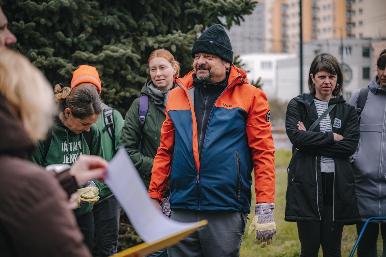 Úklid okolí vodní nádrže Džbán Praha 6 iniciovaný Praha 6 sobě a Zelení
