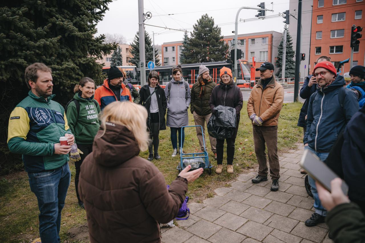 Úklid okolí vodní nádrže Džbán Praha 6 iniciovaný Praha 6 sobě a Zelení