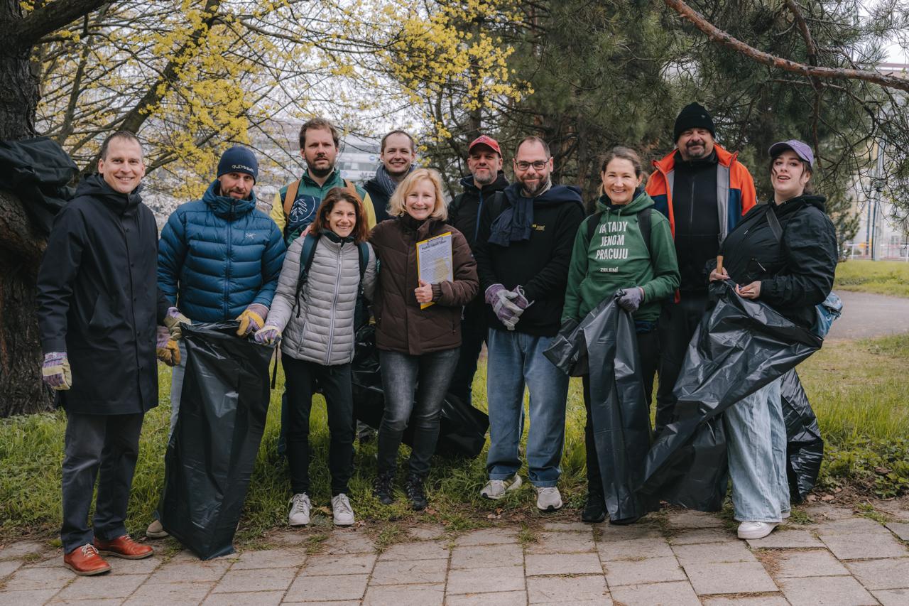 Úklid okolí vodní nádrže Džbán Praha 6 iniciovaný Praha 6 sobě a Zelení
