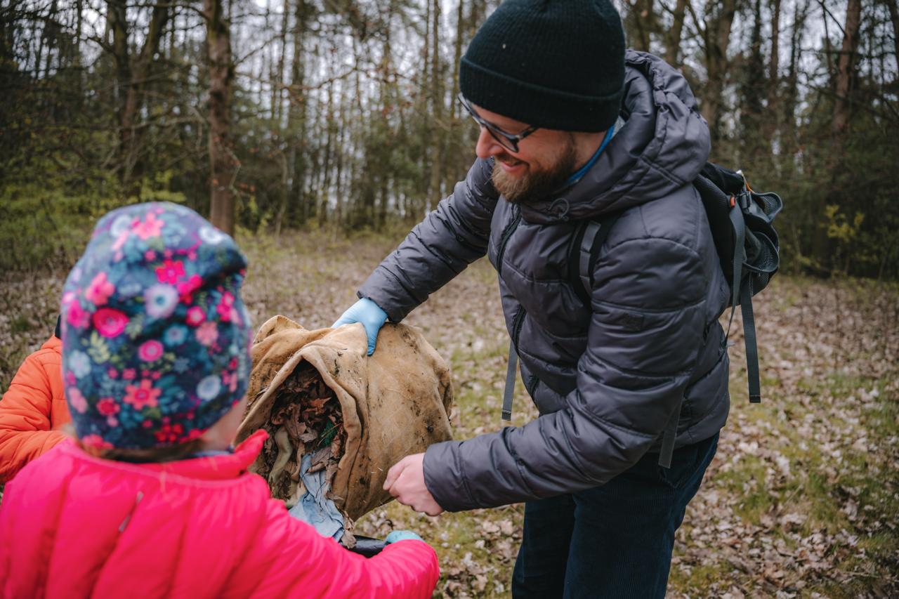 Úklid okolí vodní nádrže Džbán Praha 6 iniciovaný Praha 6 sobě a Zelení