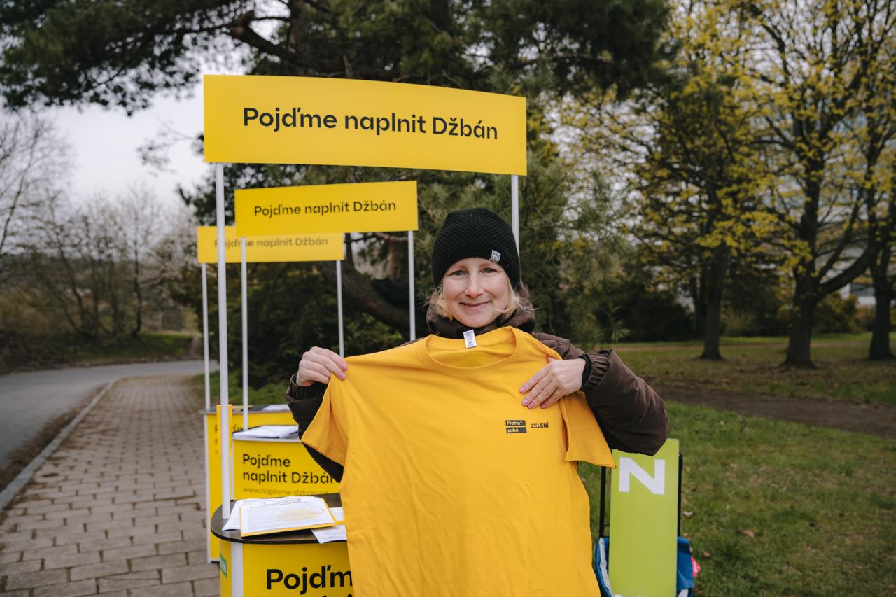 Dobrovolníci uklízí areál Džbán Praha 6 během komunitní akce