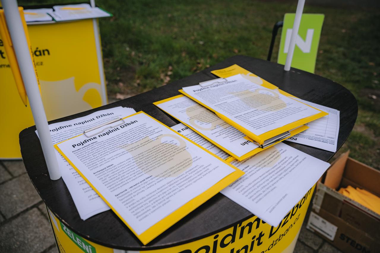 Dobrovolníci uklízí areál Džbán Praha 6 během komunitní akce