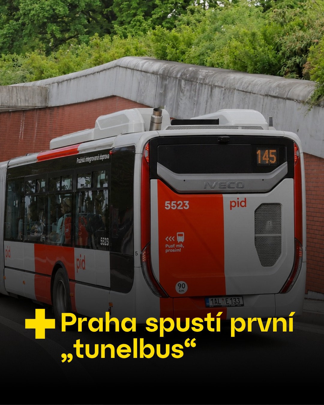 Nový tunelbus linky 145 projíždějící tunelem Blanka