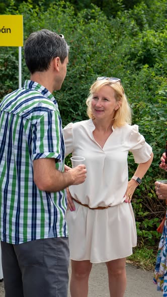 Sběr podpisů za záchranu koupaliště Džbán na Festivalu ambasád