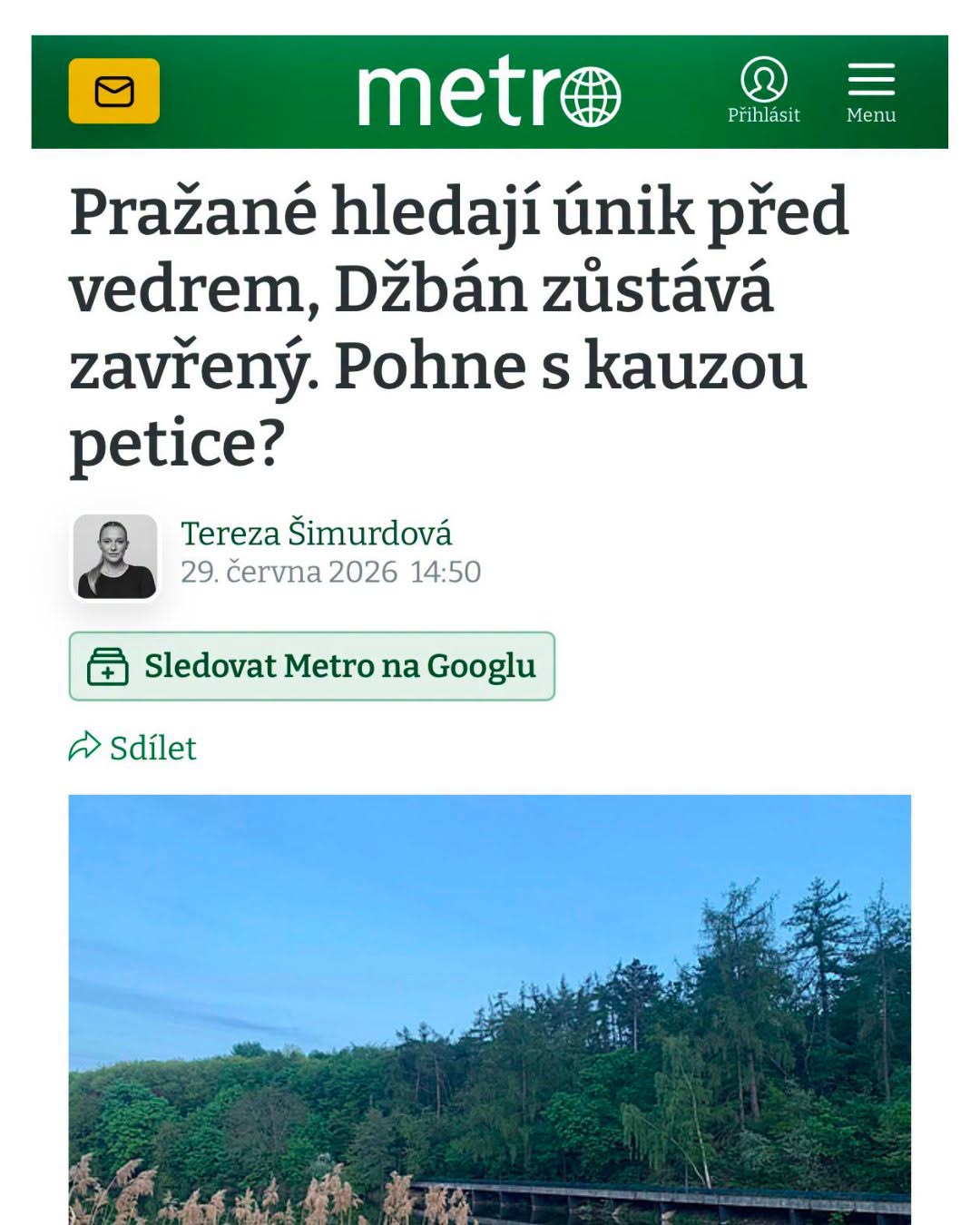 Zavřené přírodní koupaliště Džbán v Praze 6 během letních veder